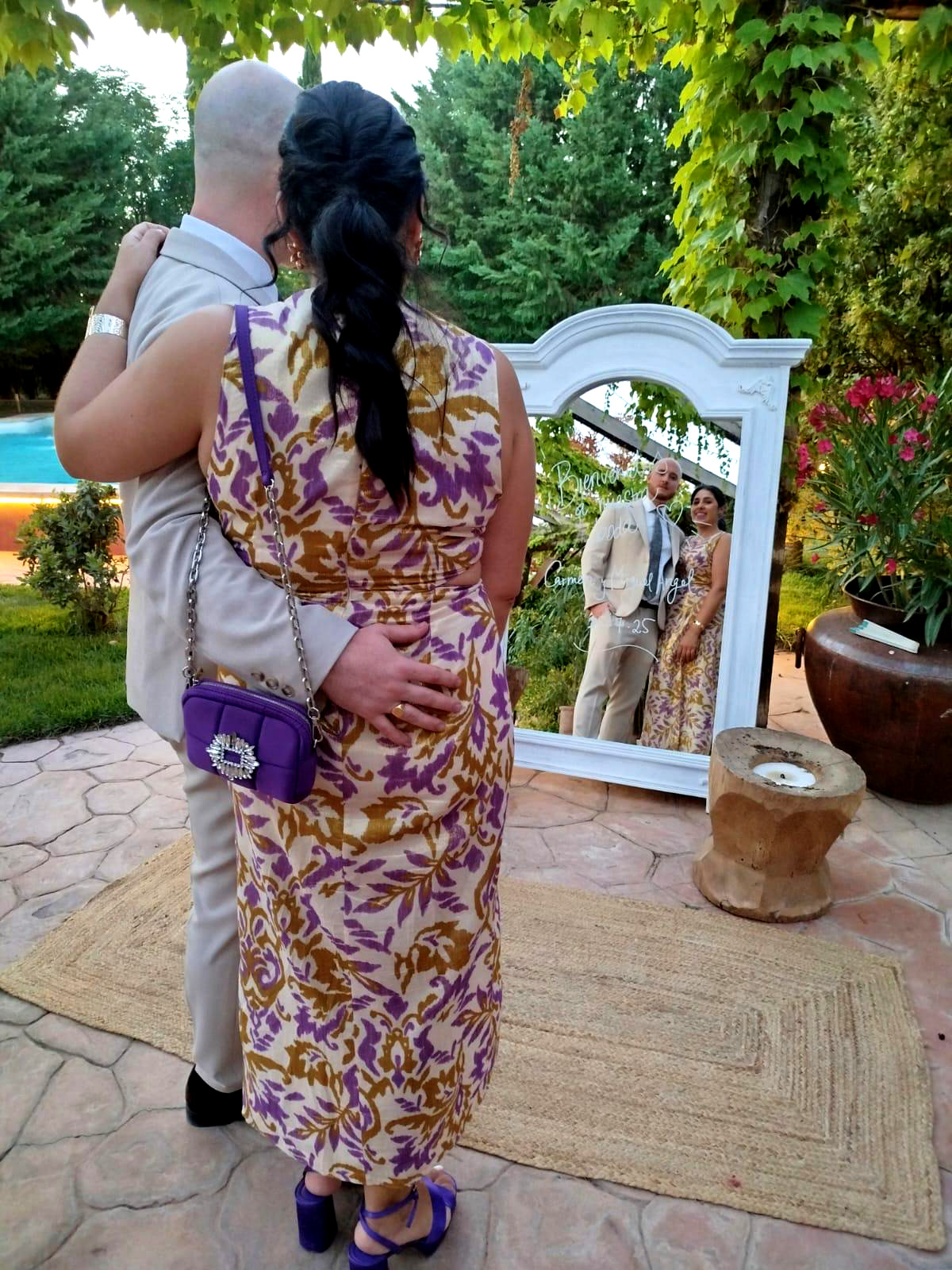 Jorge y Carolina frente al espejo del jardín